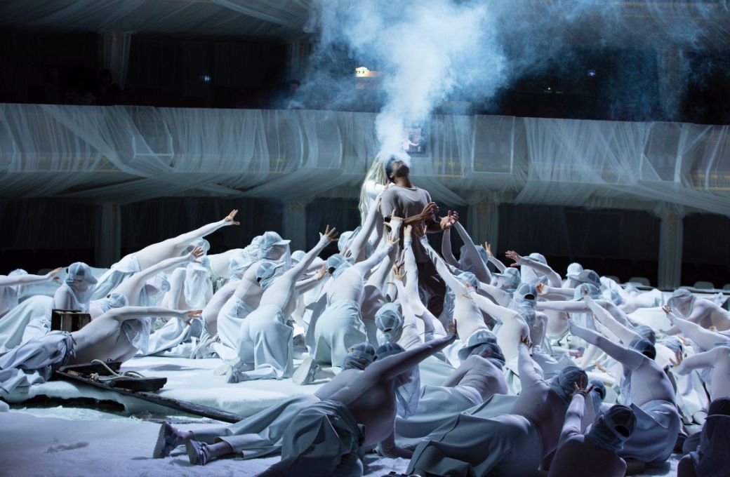 Sean Pannikkar, Deniz Uzun and chorus &copy; Barbara Braun