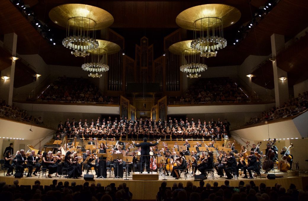 Tres coros y una nutrida Orquesta Nacional interpretaron el <i>Requiem</i> de Ligeti &copy; Rafa Mart&iacute;n