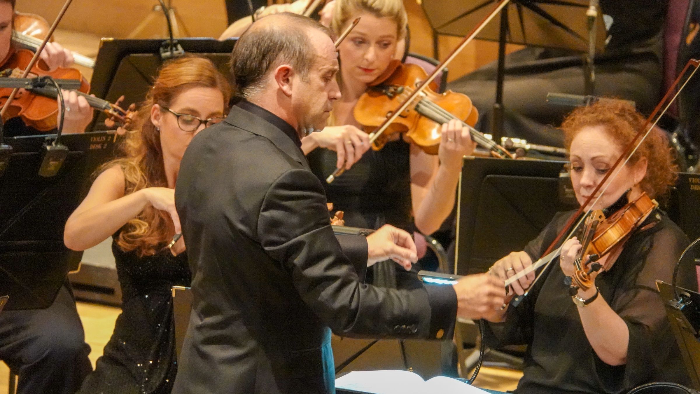 Mark Wigglesworth conducts the BBC Philharmonic © Jenny Whitham | BBC Philharmonic