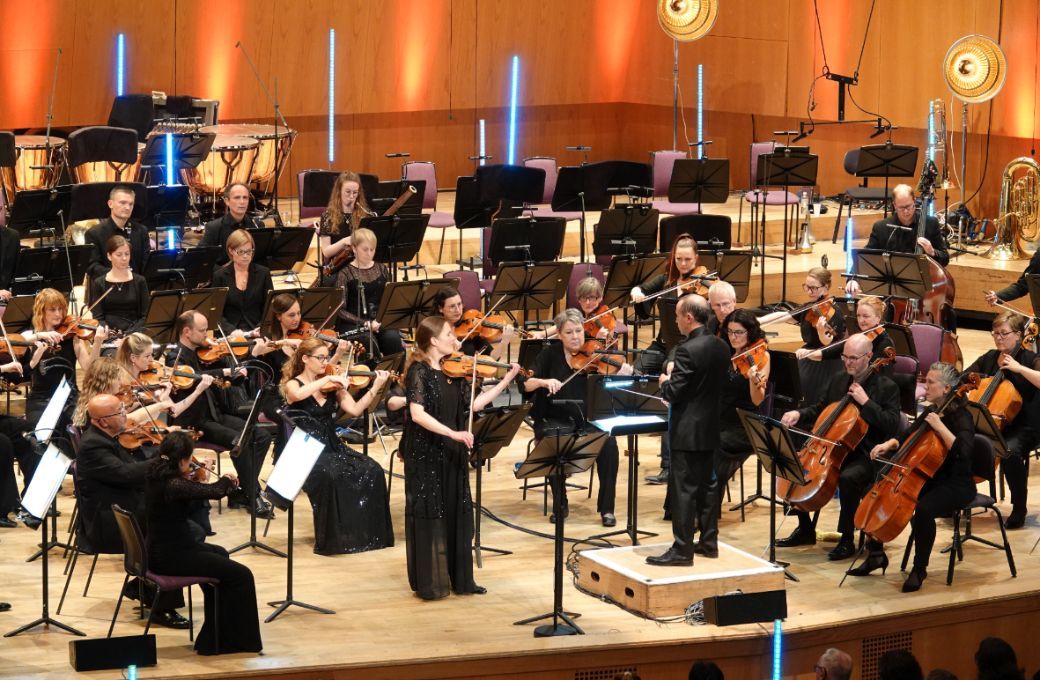 Zoë Beyers, Mark Wigglesworth and the BBC Philharmonic © Jenny Whitham | BBC Philharmonic