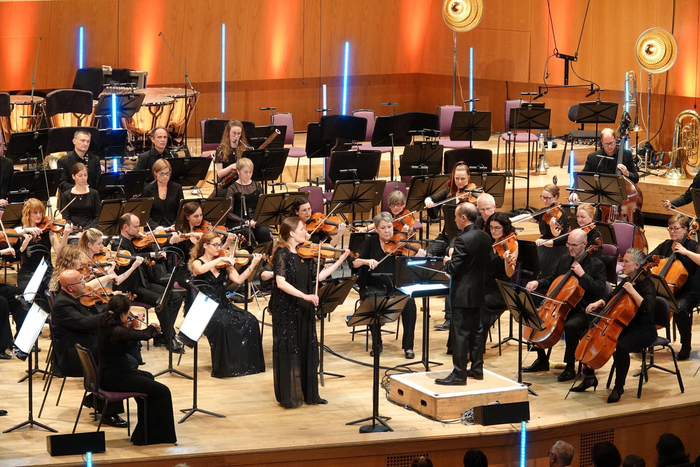 Zoë Beyers, Mark Wigglesworth and the BBC Philharmonic © Jenny Whitham | BBC Philharmonic