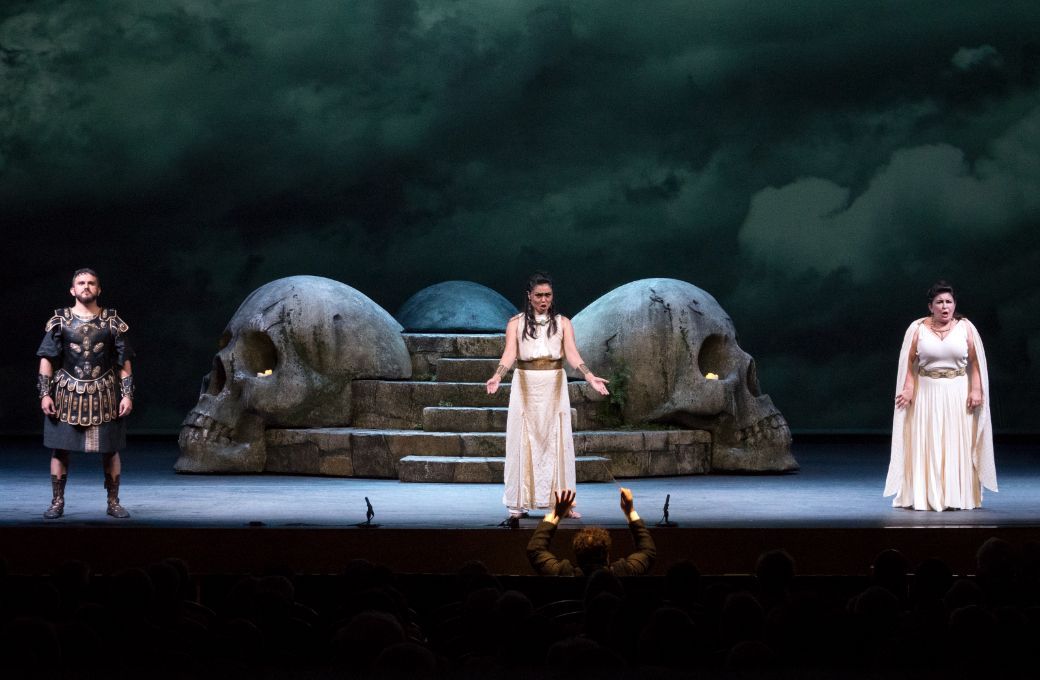 Moisés Marín (Pollione), Aya Wakizono (Adalgisa) y Veronika Dzhioeva (Norma) © Alfonso Rego