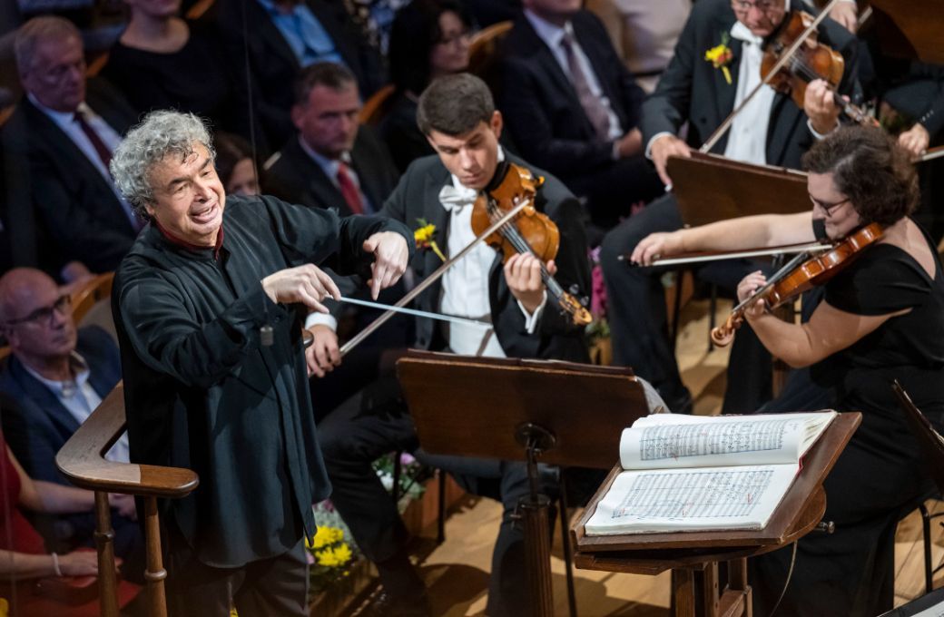 Semyon Bychkov conducts the Czech Philharmonic © Petra Hajská