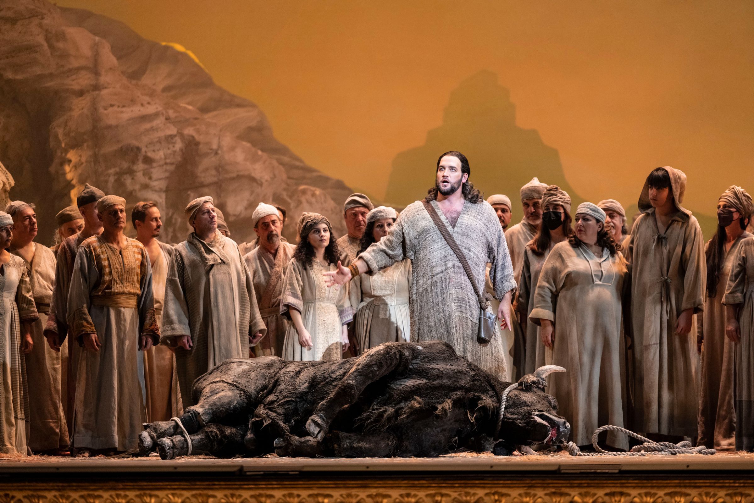 Brian Jagde (Samson) and Chorus © Luciano Romano