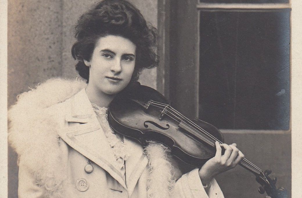 Marie Hall, dedicatee and premiere performer of <i>The Lark Ascending</i> © Public domain | Rapid Photo Company
