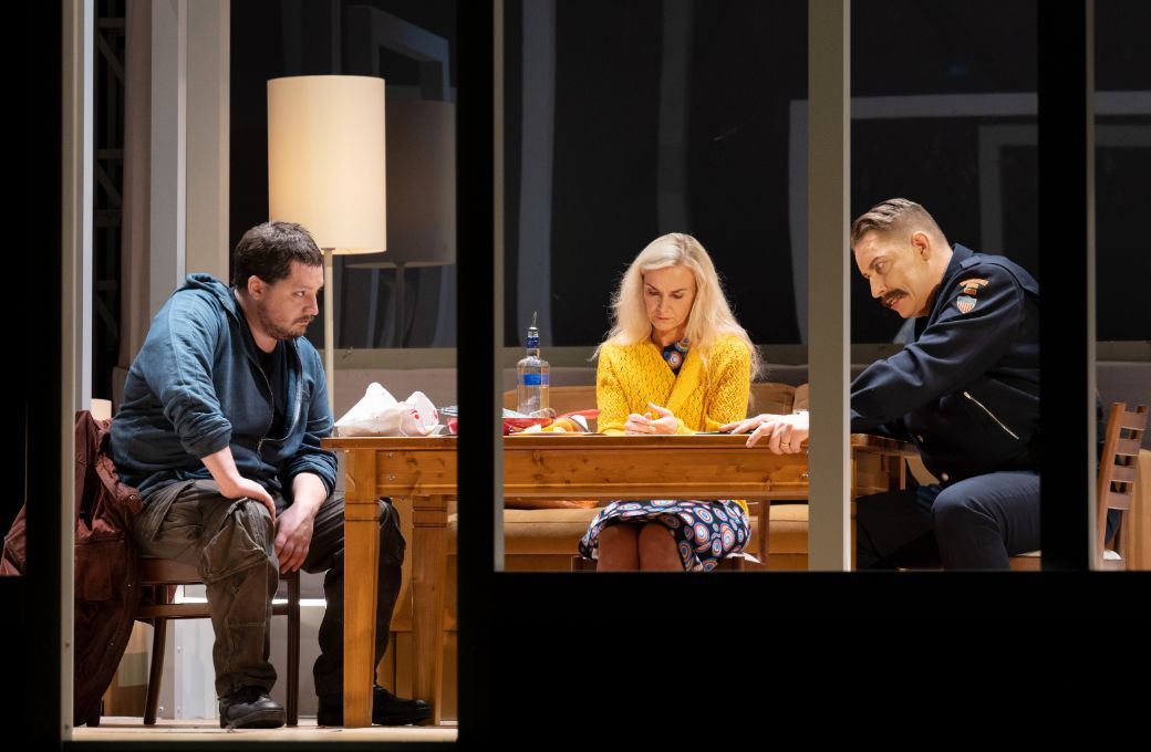 Robert Watson (Siegmund), Vida Miknevičiūtė (Sieglinde) und Mika Kares (Hunding) &copy; Monika Rittershaus