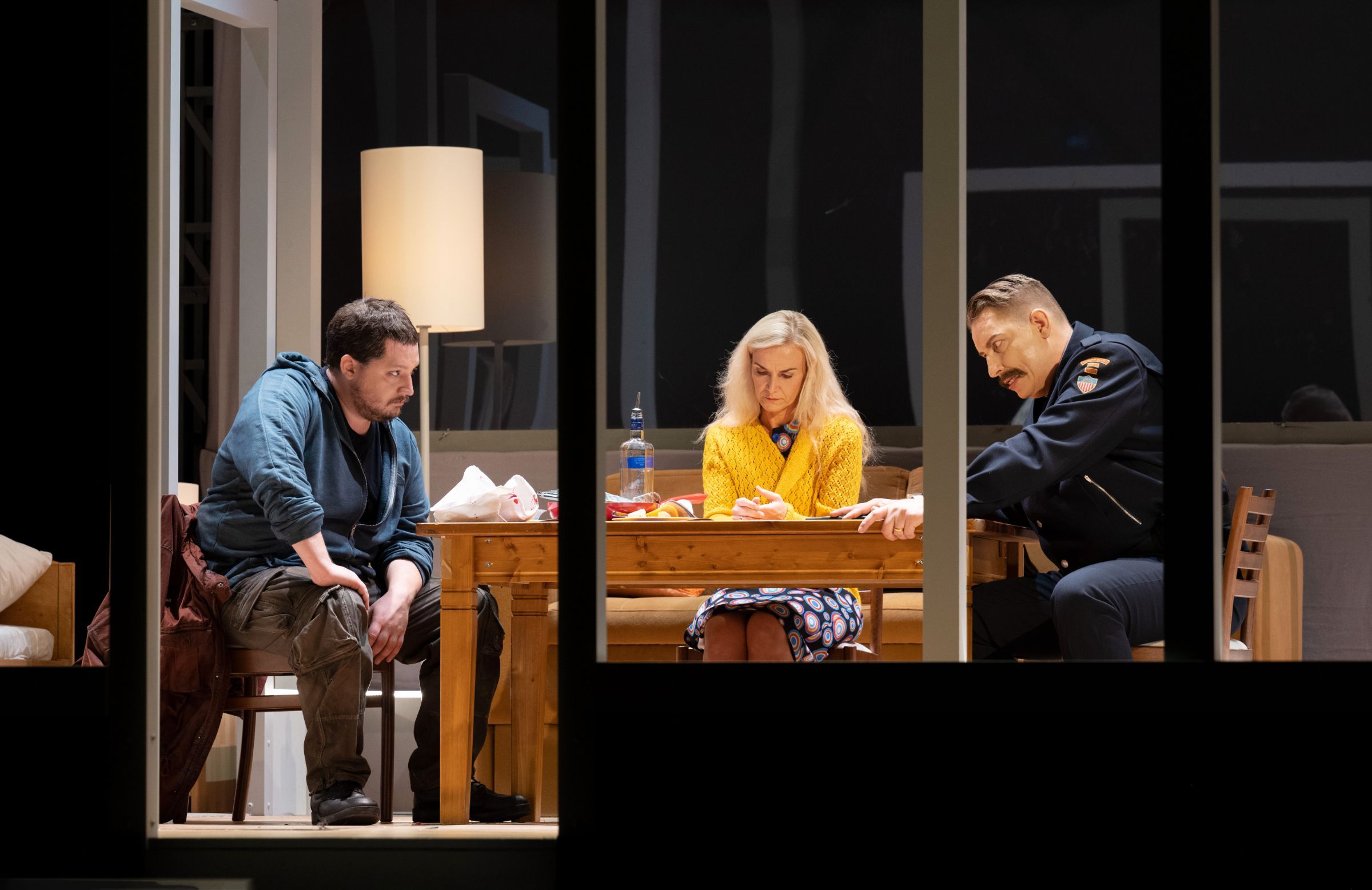 Robert Watson (Siegmund), Vida Miknevičiūtė (Sieglinde) und Mika Kares (Hunding) &copy; Monika Rittershaus