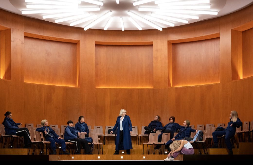 Anja Kampe (Br&uuml;nnhilde), Vida Miknevičiūtė (Sieglinde) und Walk&uuml;ren &copy; Monika Rittershaus