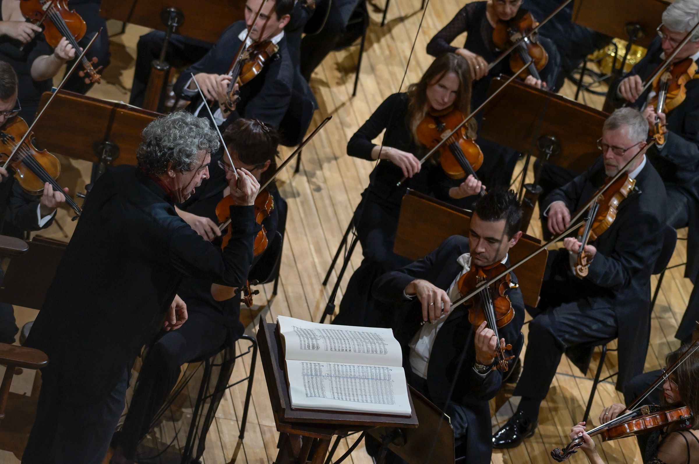 Semyon Bychkov conducts the Czech Philharmonic &copy; Petr Kadlec