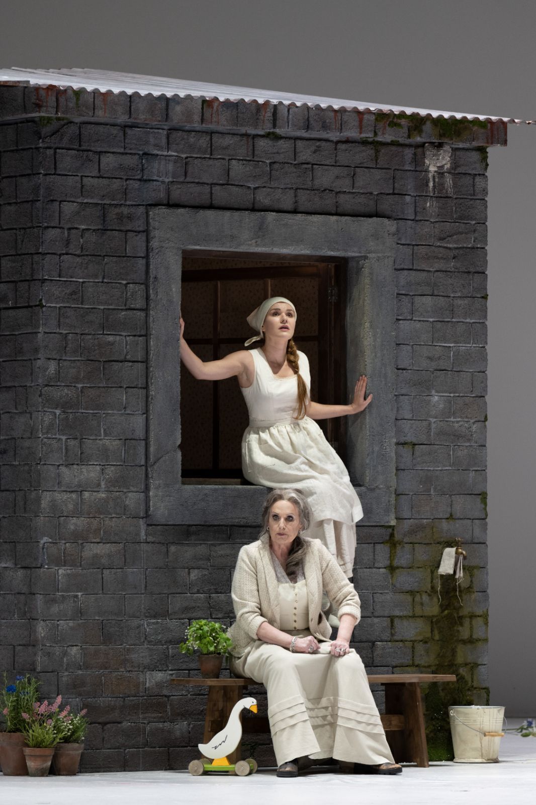 Olga Kulchynska (Goose Girl) and Doris Soffel (Witch) &copy; Dutch National Opera | Monika Rittershaus