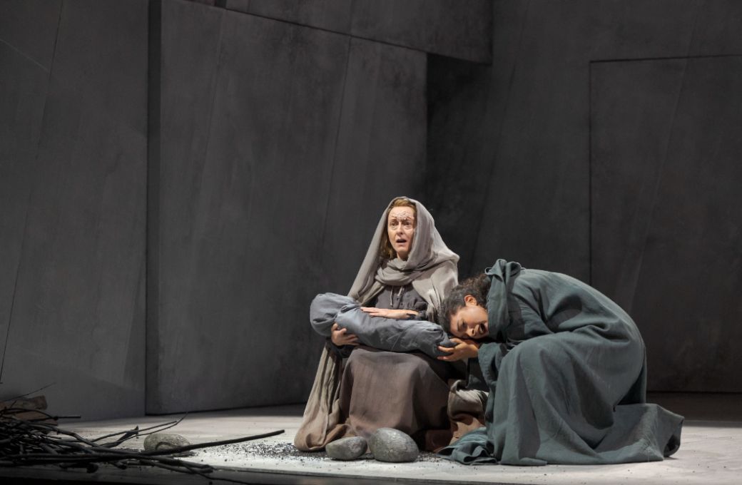Raphaële Kennedy (Violaine) et Sophia Burgos (Mara) © Martin Argyroglo / Angers Nantes Opéra