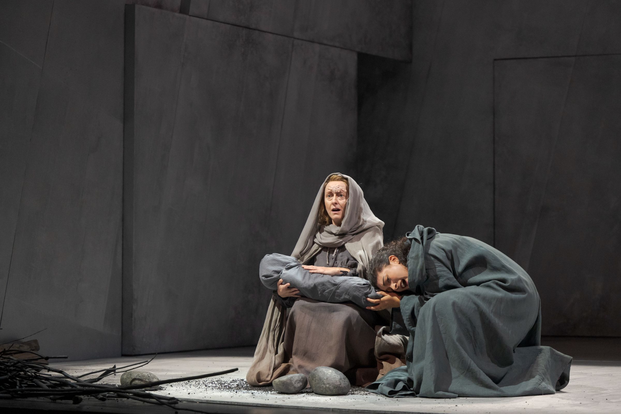 Raphaële Kennedy (Violaine) et Sophia Burgos (Mara) © Martin Argyroglo / Angers Nantes Opéra