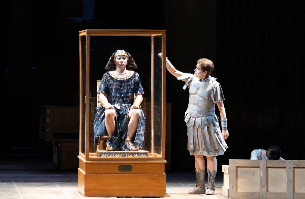 Daichi Fujiki (Tolomeo) and Marianne Beate Kielland (Giulio Cesare) © Masahiko Terashi | New National Theatre, Tokyo