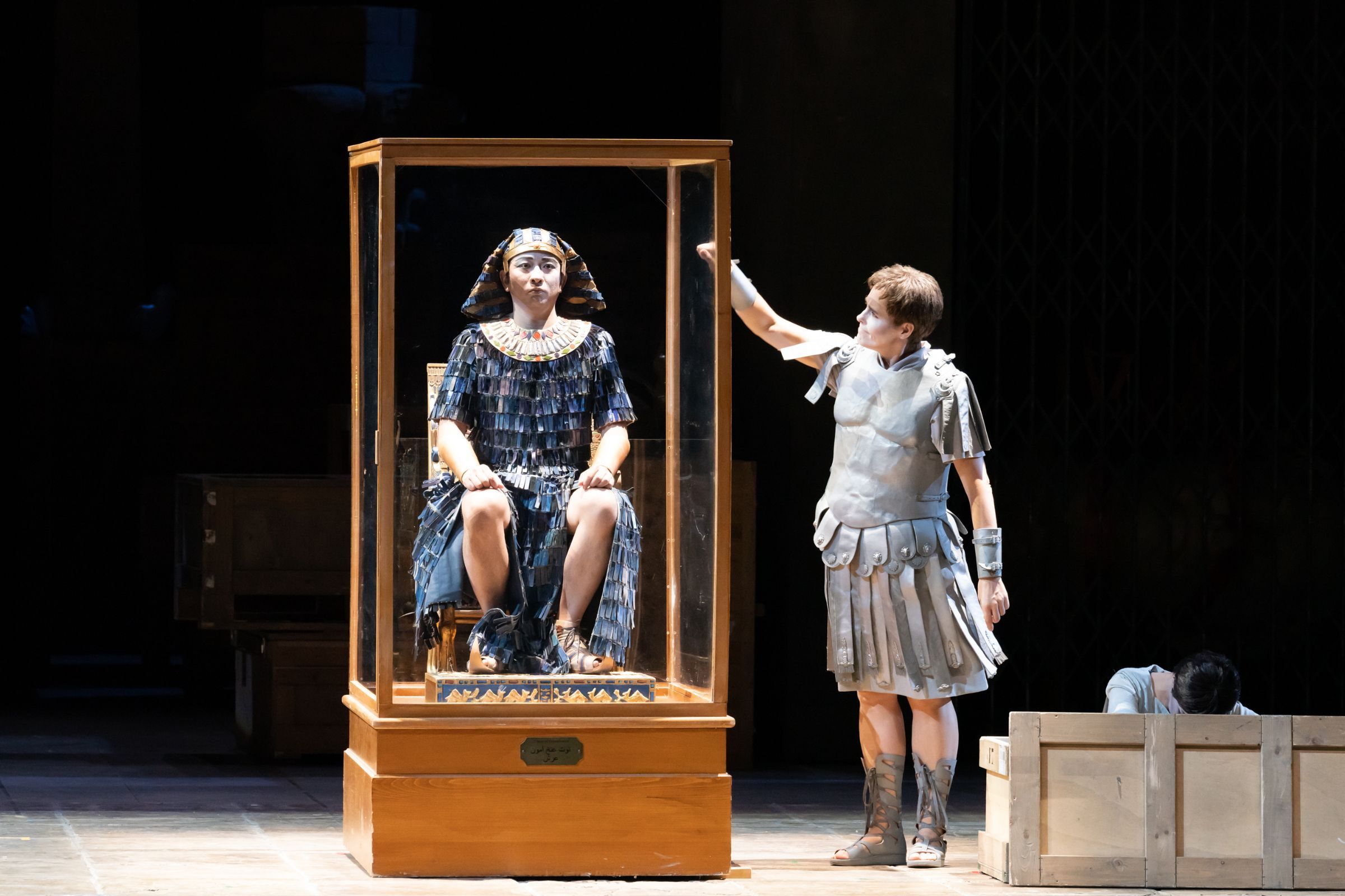 Daichi Fujiki (Tolomeo) and Marianne Beate Kielland (Giulio Cesare) &copy; Masahiko Terashi | New National Theatre, Tokyo