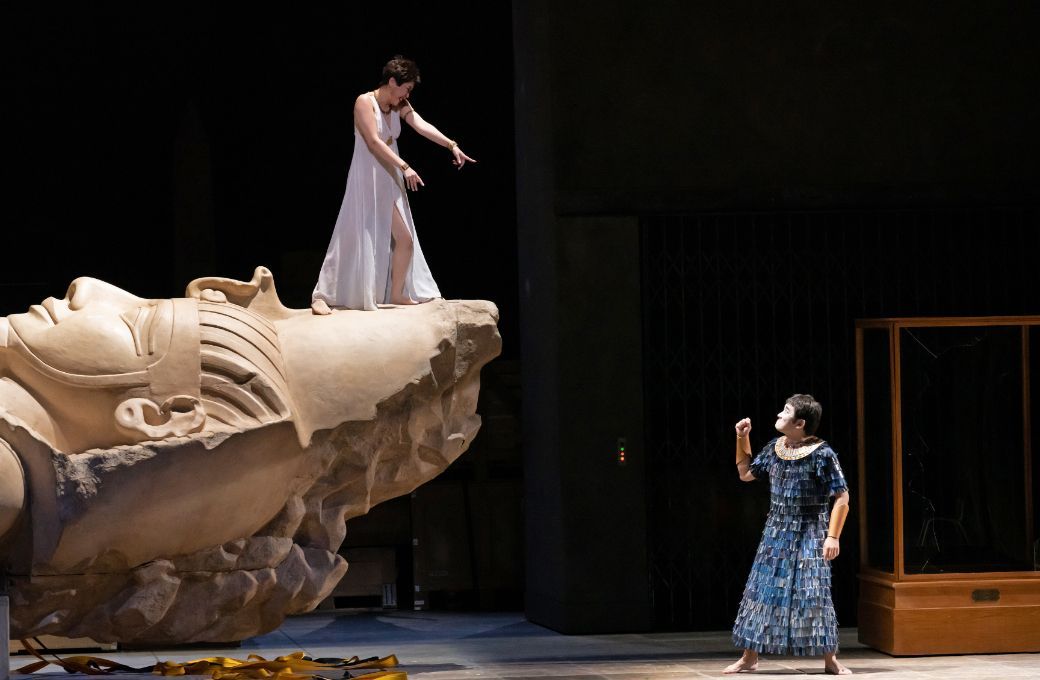 Mari Moriya (Cleopatra) and Daichi Fujiki (Tolomeo) &copy; Masahiko Terashi | New National Theatre, Tokyo