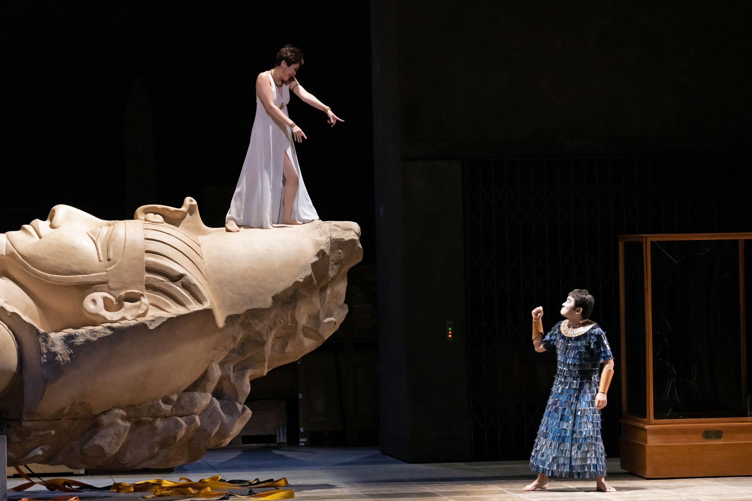 Mari Moriya (Cleopatra) and Daichi Fujiki (Tolomeo) &copy; Masahiko Terashi | New National Theatre, Tokyo