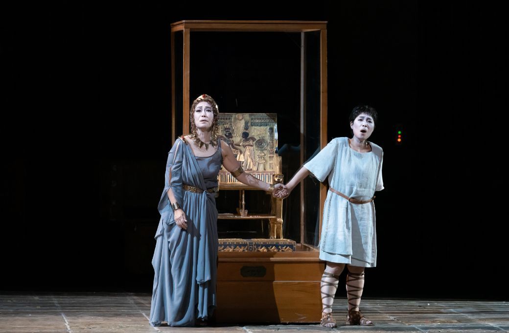 Etsuko Kanoh (Cornelia) and Mika Kaneko (Sesto) &copy; Masahiko Terashi | New National Theatre, Tokyo