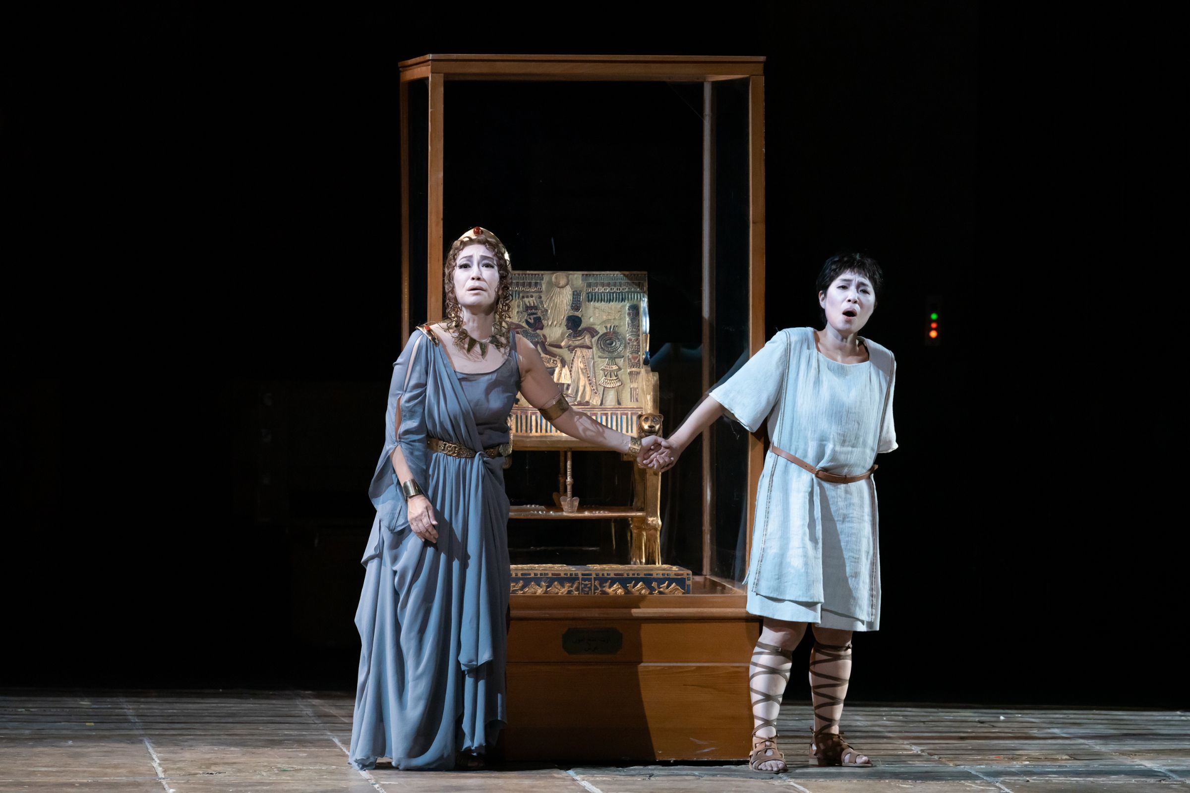 Etsuko Kanoh (Cornelia) and Mika Kaneko (Sesto) &copy; Masahiko Terashi | New National Theatre, Tokyo