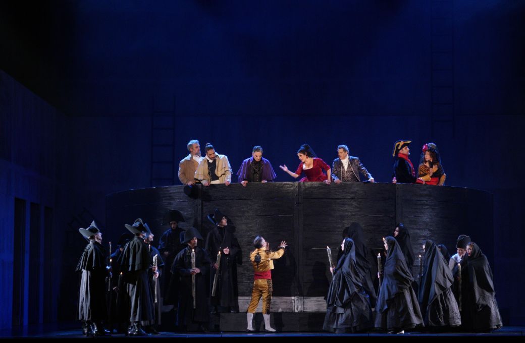 Yolanda Auyanet rodeada por el resto del elenco. &copy; Elena del Real | Teatro de la Zarzuela