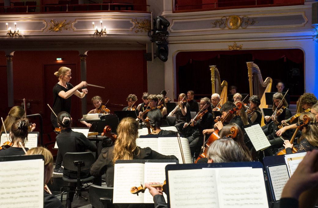 Joana Mallwitz dirigiert die Junge Staatsphilharmonie Nürnberg &copy; Jutta Missbach