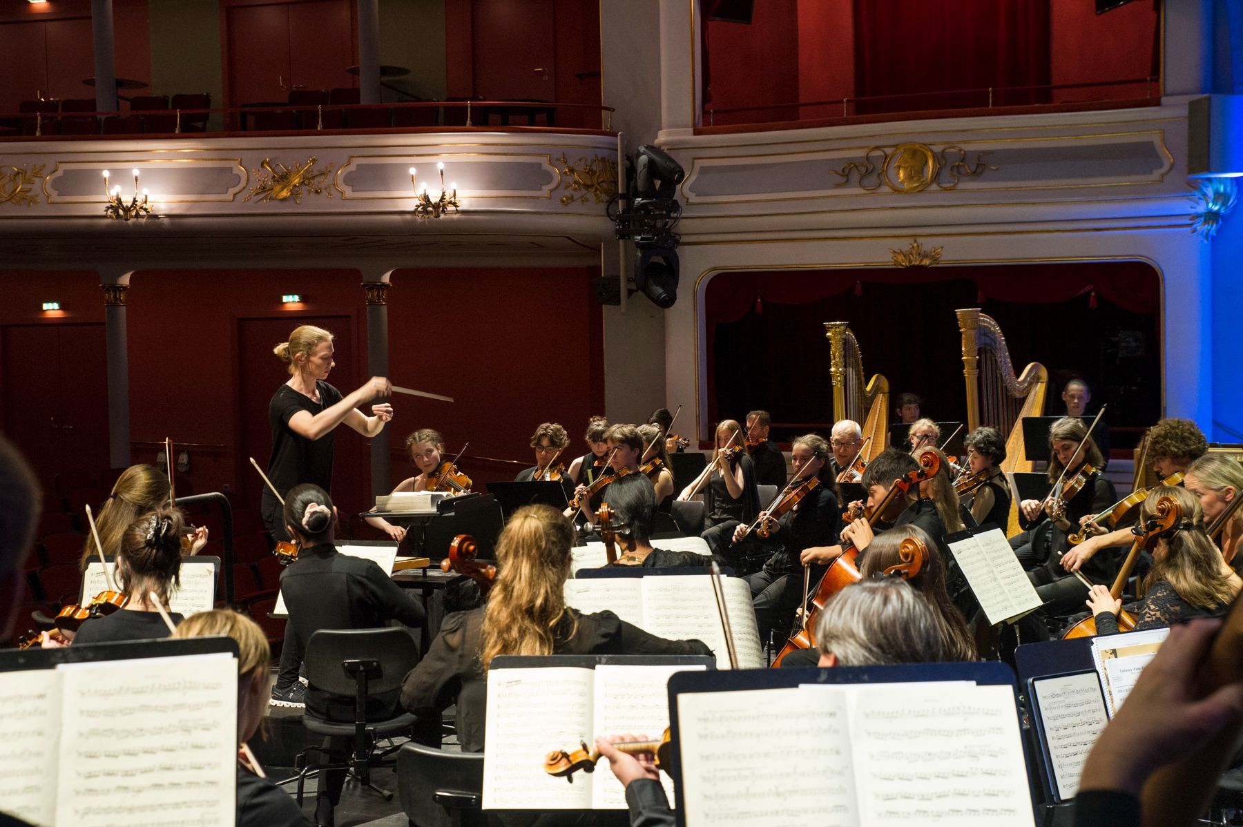 Joana Mallwitz dirigiert die Junge Staatsphilharmonie Nürnberg &copy; Jutta Missbach