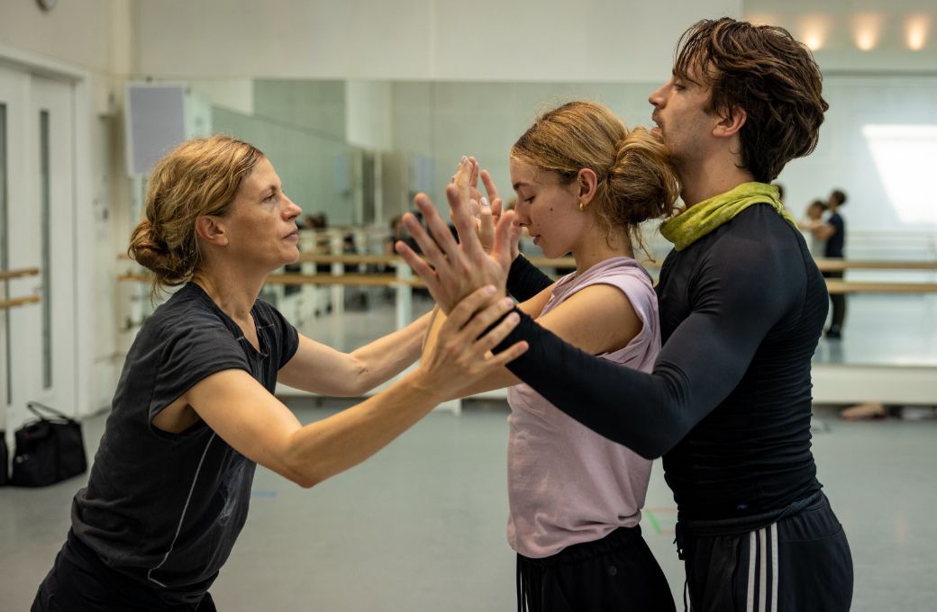 Crystal Pite in rehearsals for <i>Light of Passage</i> with Isabel Lubach and Matthew Ball &copy; ROH | Andrej Uspenski
