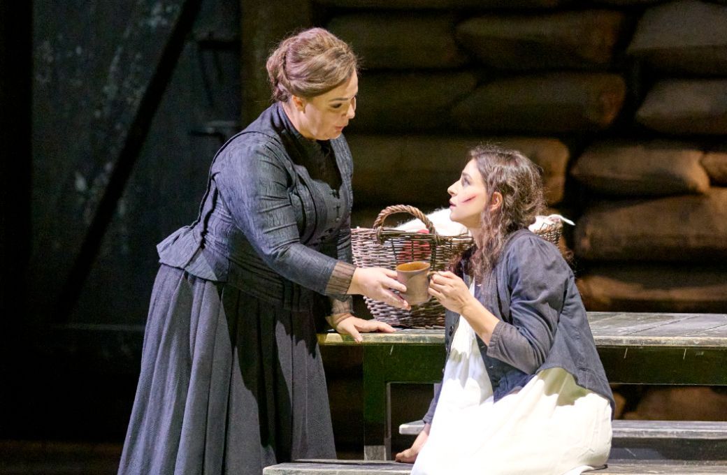 Eliška Weissová (Kostelnička) und Asmik Grigorian (Jenůfa) © Wiener Staatsoper | Michael Pöhn