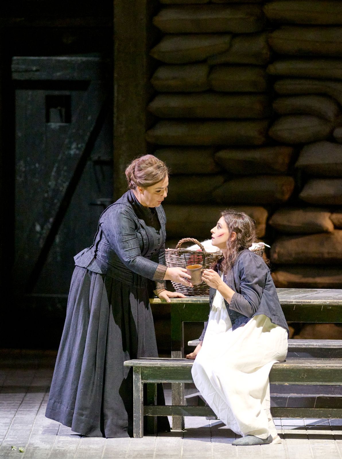 Eliška Weissová (Kostelnička) und Asmik Grigorian (Jenůfa) © Wiener Staatsoper | Michael Pöhn
