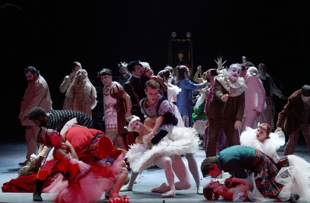 Tänzer und Arnold Schoenberg Chor © Monika and Karl Forster