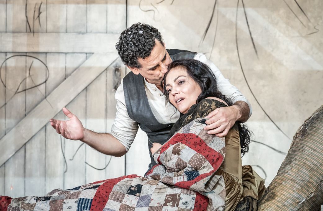 Juan Diego Flórez (Rodolfo) and Ailyn Pérez (Mimì) © ROH | Marc Brenner
