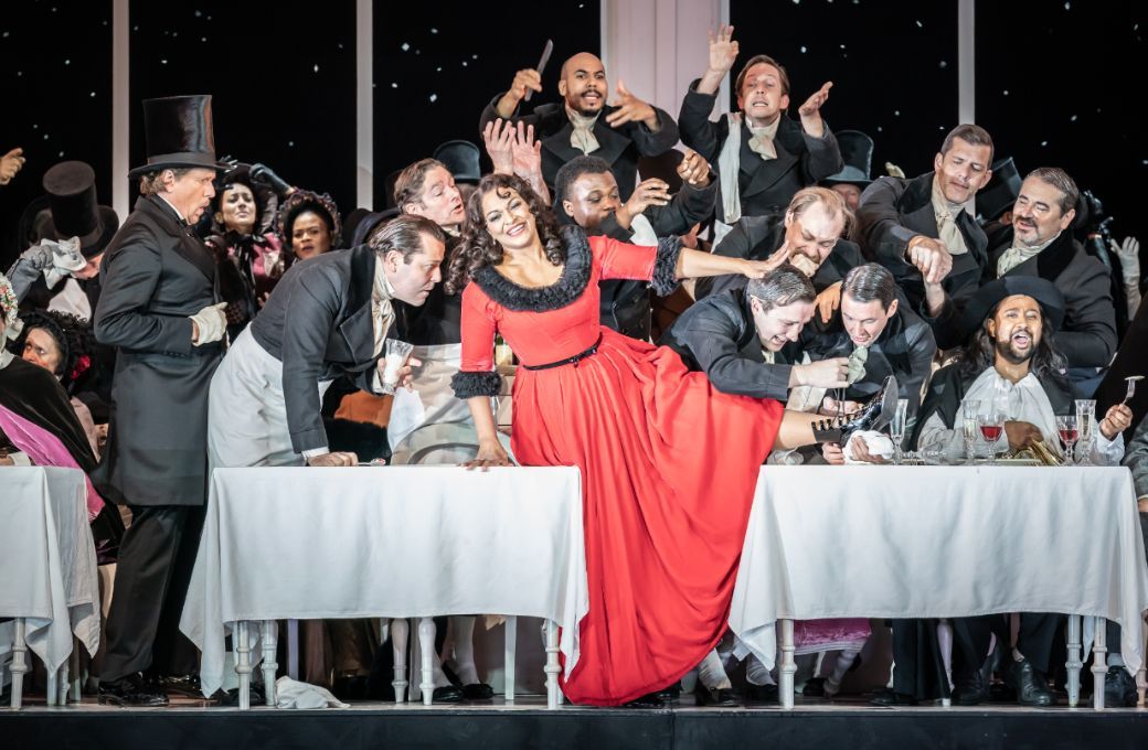 Danielle de Niese (Musetta) and Chorus © ROH | Marc Brenner