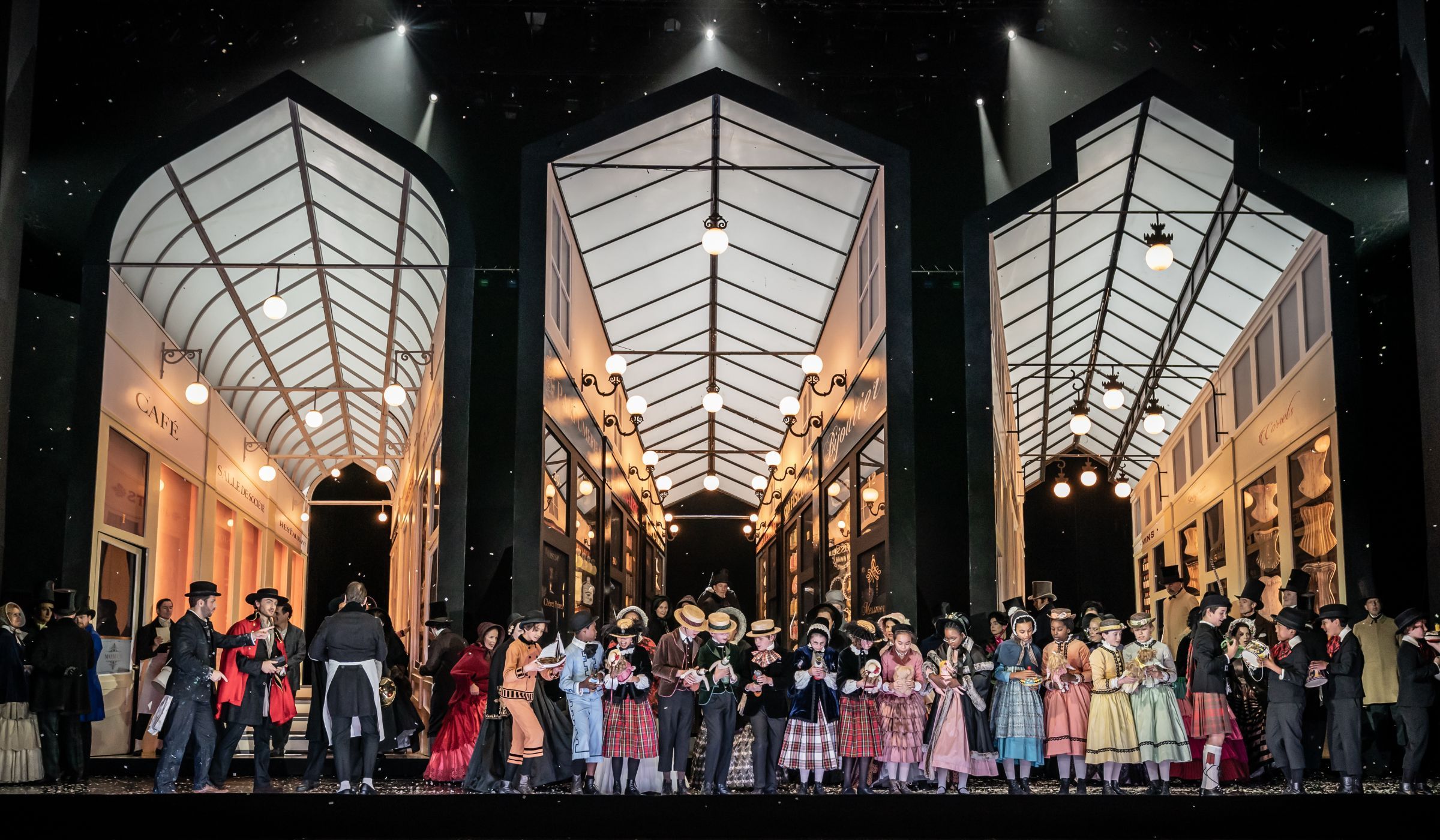 <i>La bohème</i>, Act 2 © ROH | Marc Brenner