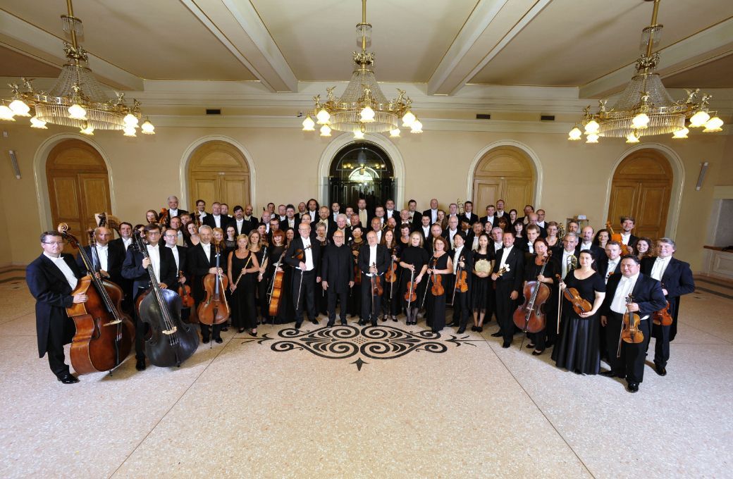 Dennis Russell Davies and the Brno Philharmonic &copy; Courtesy of Cadogan Hall