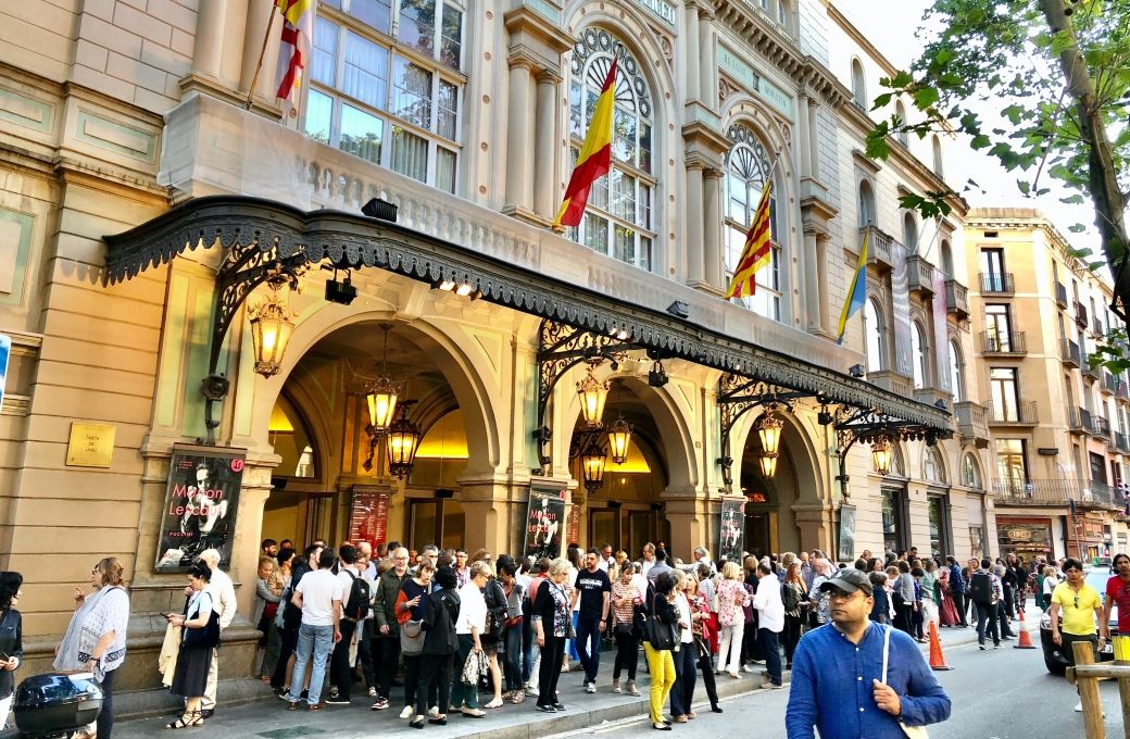 Crowd &copy; Jorge Fern&aacute;ndez Salas | Unsplash