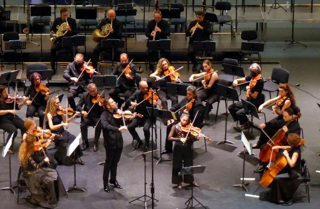 Roberto Gonz&aacute;lez-Monjas al viol&iacute;n y Sara Ferr&aacute;ndez a la viola junto a la Orquesta de Extremadura &copy; Orquesta de Extremadura