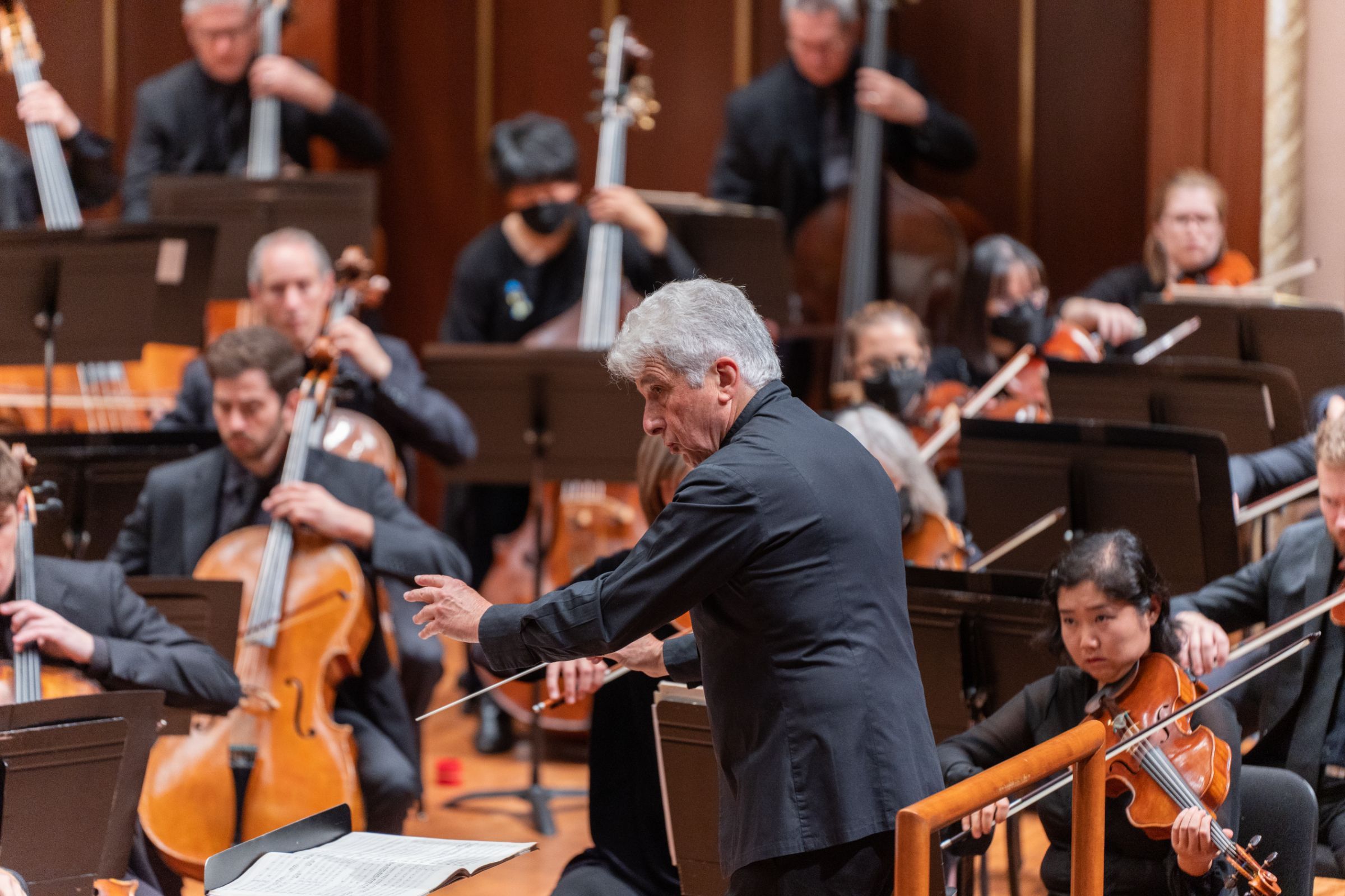 Peter Oundjian conducts the Indianapolis Symphony &copy; Luke Cooley | Indianapolis Symphony Orchestra