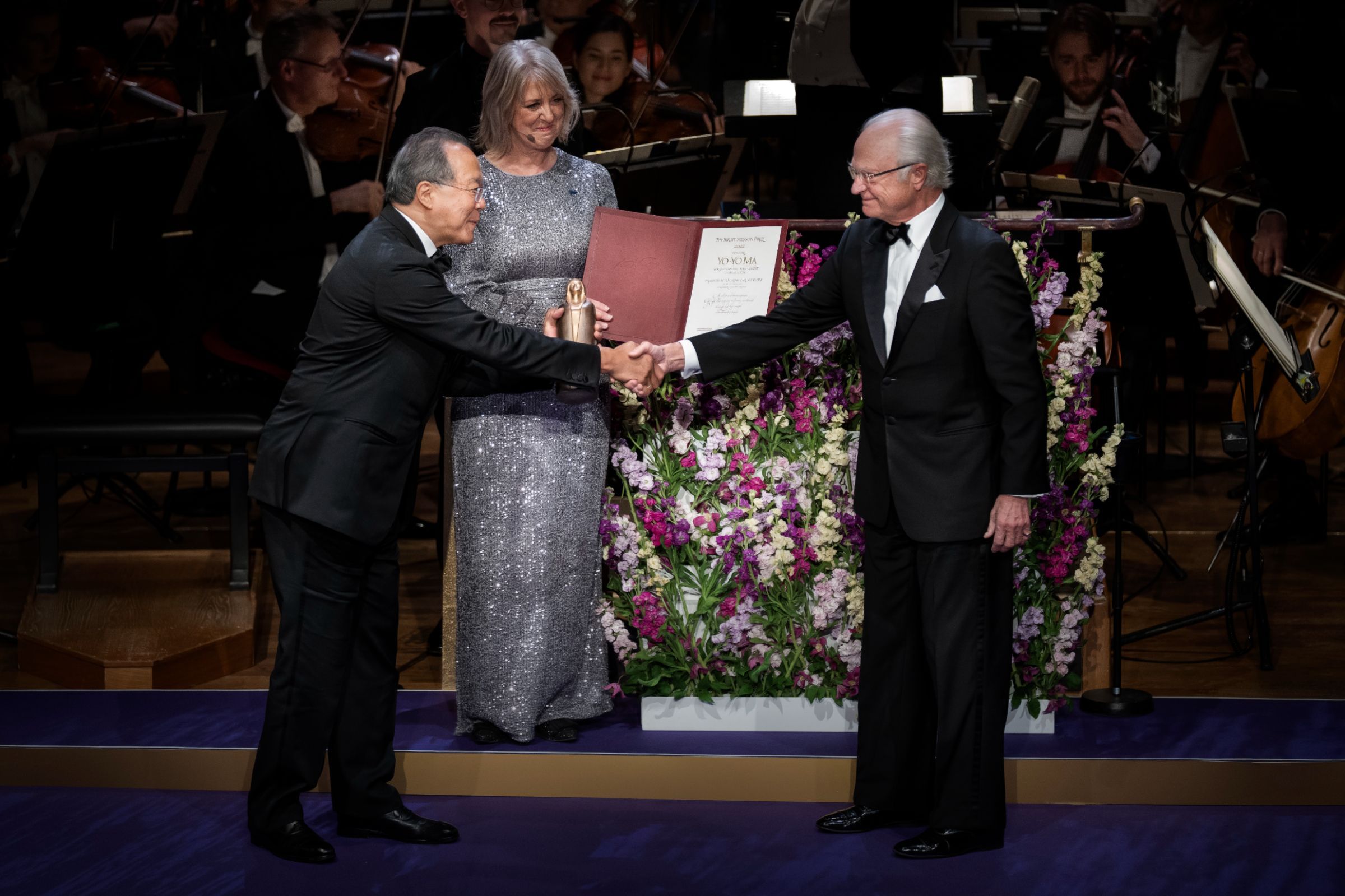 Yo-Yo Ma receives the Birgit Nilsson Prize from Carl XVI Gustaf &copy; Markus Gårder