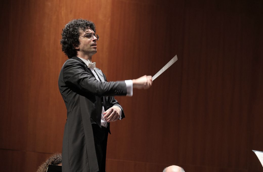 El director Can Okan &copy; Ovidio Aldegunde | Real Filharmon&iacute;a de Galicia