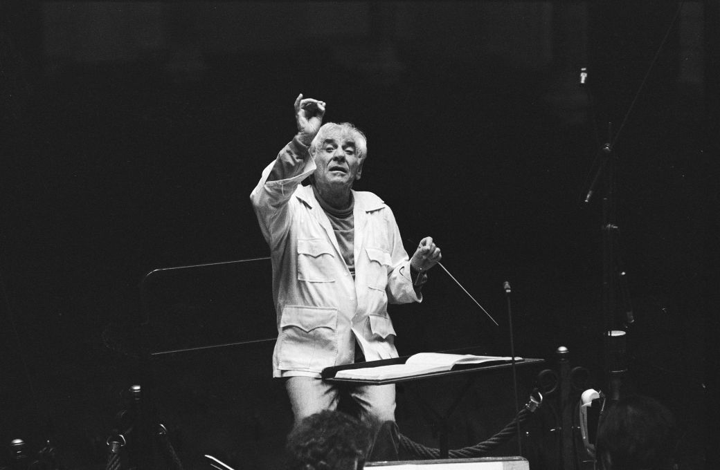 Leonard Bernstein conducting the Concertgebouw Orchestra, 1985 &copy; Nationaal Archief