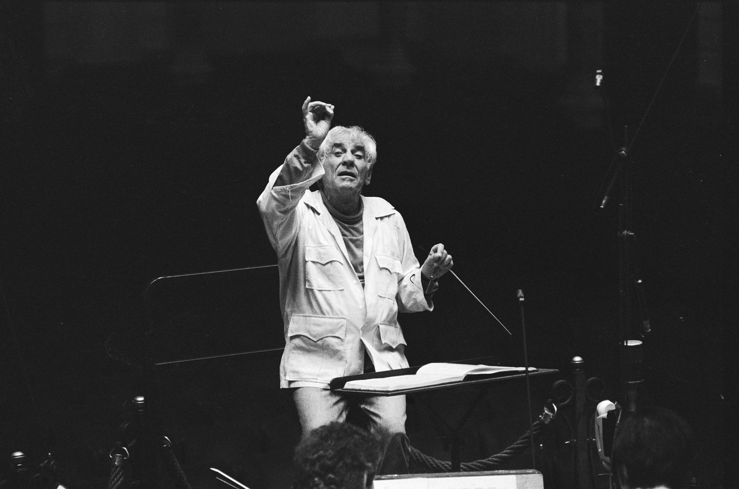 Leonard Bernstein conducting the Concertgebouw Orchestra, 1985 &copy; Nationaal Archief