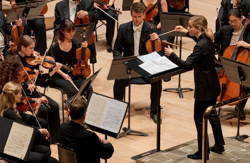 Karina Canellakis conducts the London Philharmonic Orchestra © London Philharmonic Orchestra
