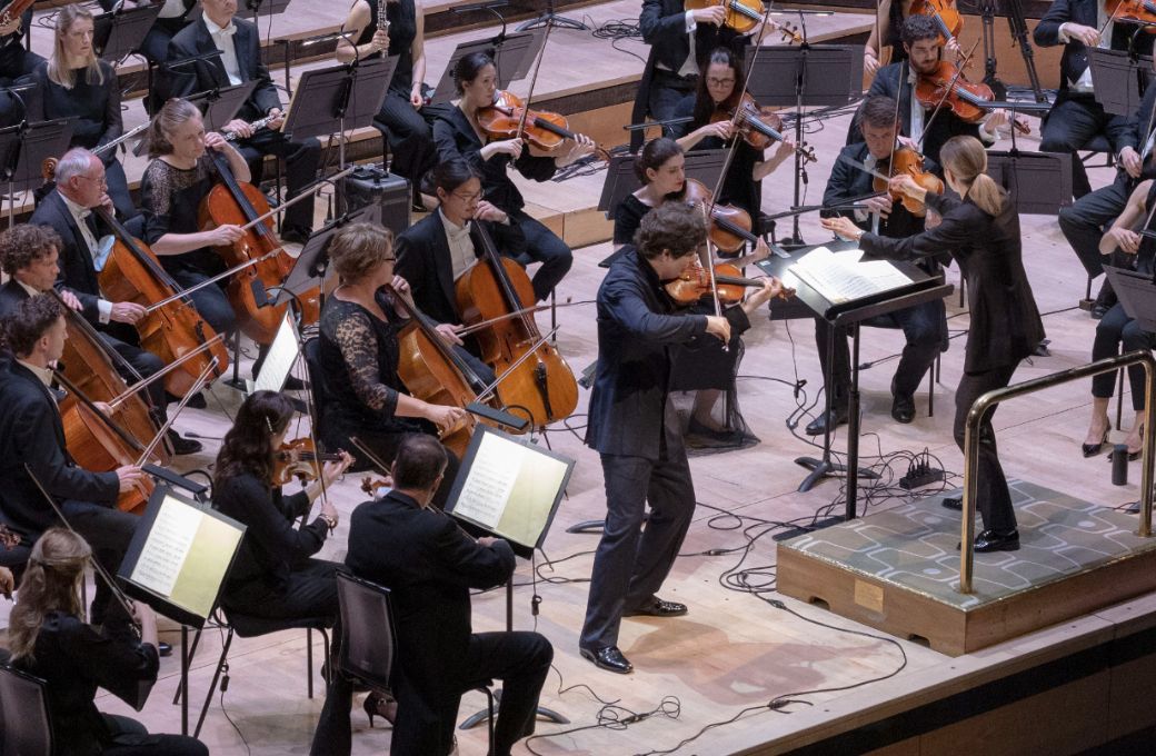 Augustin Hadelich, Karina Canellakis and the LPO &copy; London Philharmonic Orchestra