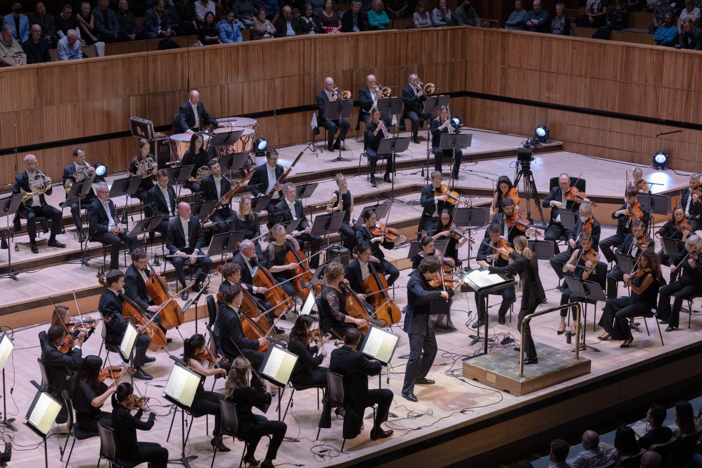 Augustin Hadelich, Karina Canellakis and the LPO &copy; London Philharmonic Orchestra