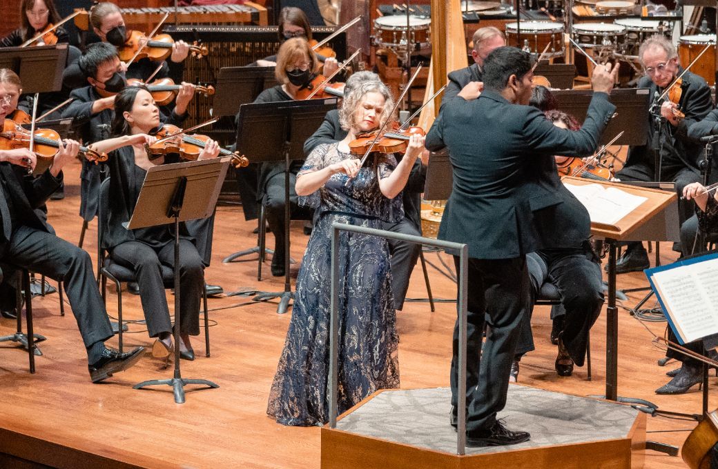 Hilary Hahn, Alpesh Chauhan and the Seattle Symphony © Brandon Patoc