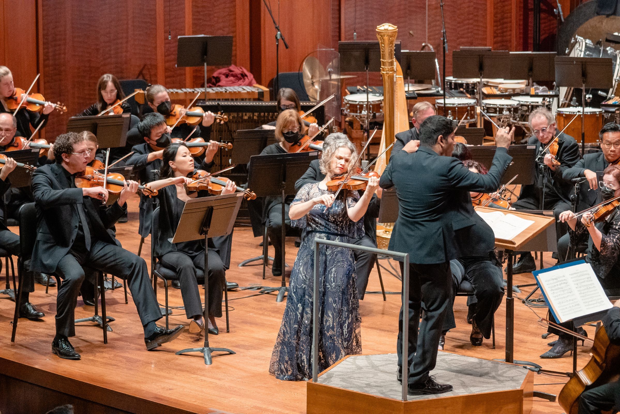 Hilary Hahn, Alpesh Chauhan and the Seattle Symphony &copy; Brandon Patoc