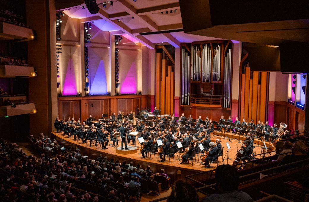 Alpesh Chauhan conducts the Seattle Symphony &copy; Brandon Patoc