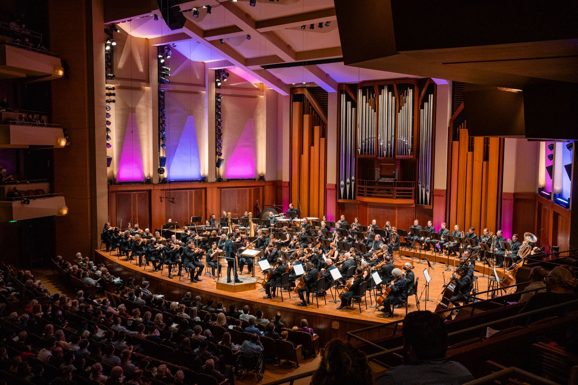 Alpesh Chauhan conducts the Seattle Symphony &copy; Brandon Patoc