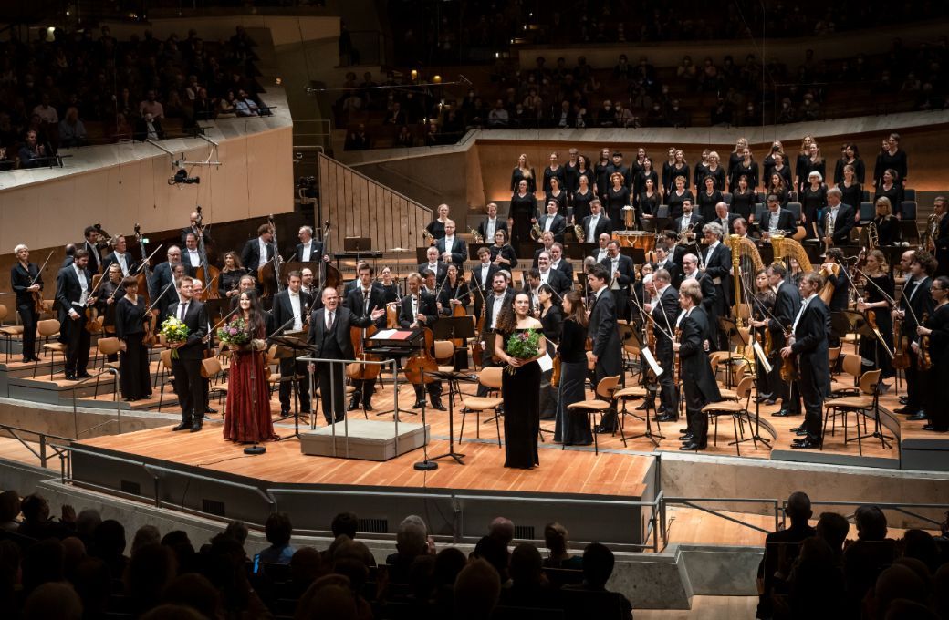 Anna Prohaska, Ad&egrave;le Charvet, Fran&ccedil;ois-Xavier Roth, l'orchestre et le ch&oelig;ur &copy; Stephan Rabold