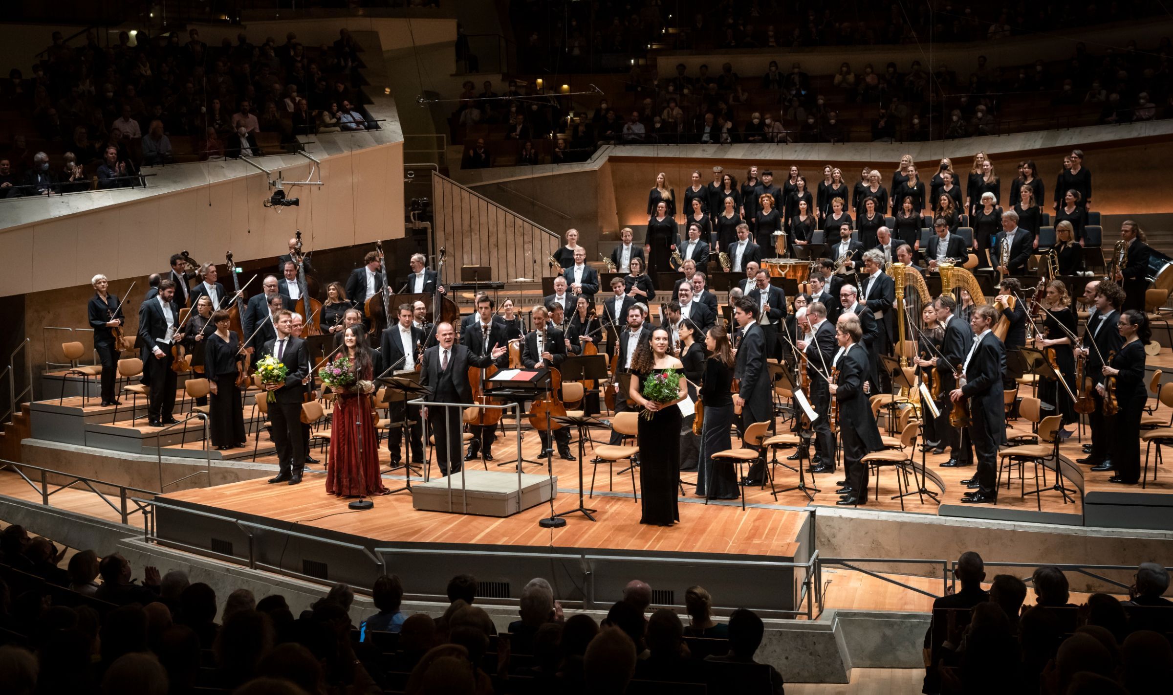 Anna Prohaska, Adèle Charvet, François-Xavier Roth, l'orchestre et le chœur &copy; Stephan Rabold