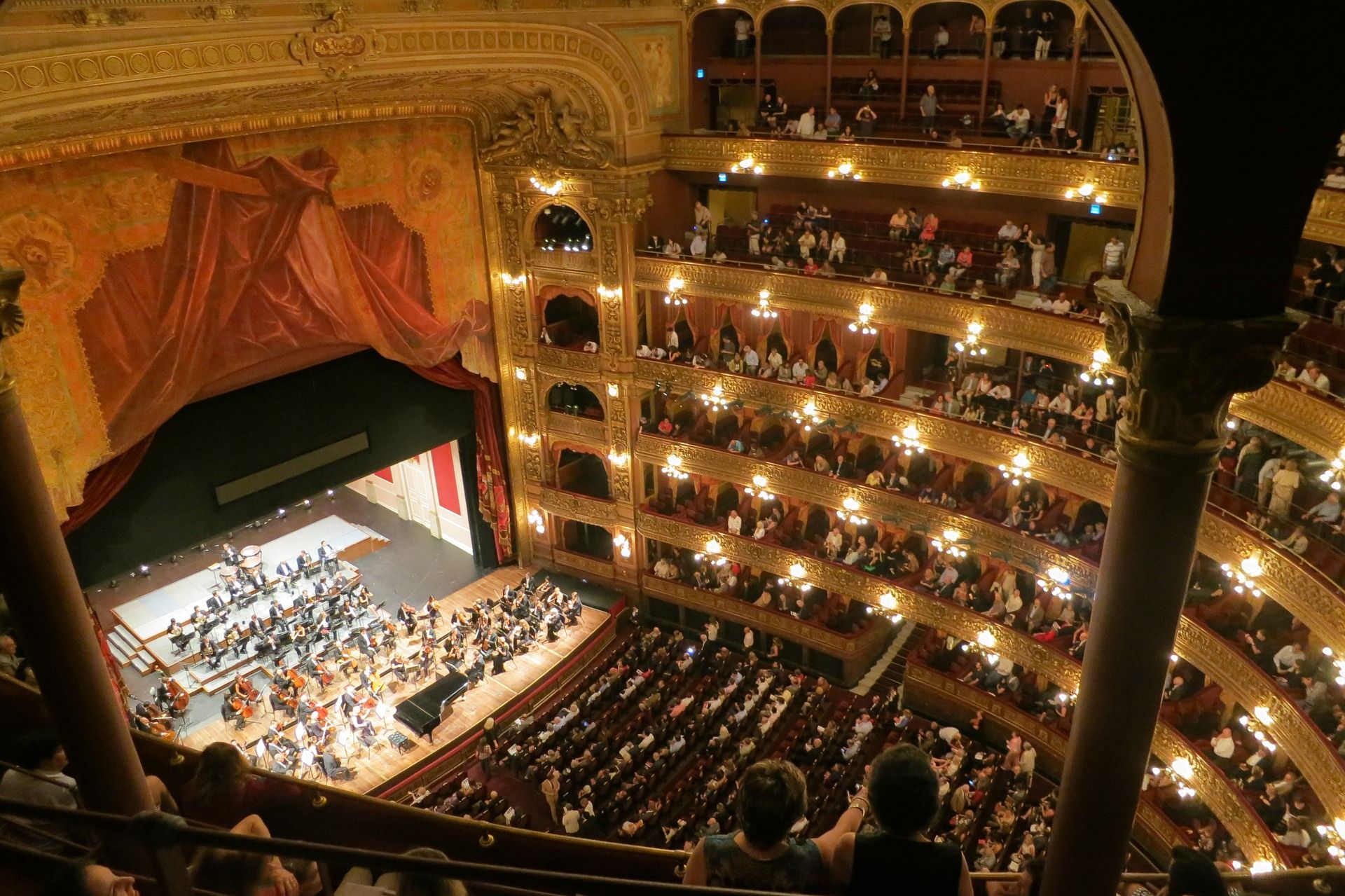 Stage © TravelCoffeeBook | Pixabay
